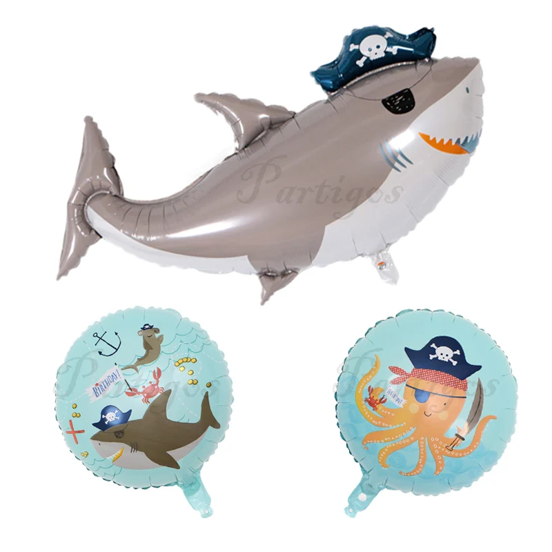 Большой серый пиратский корабль морское животное большая акула детская