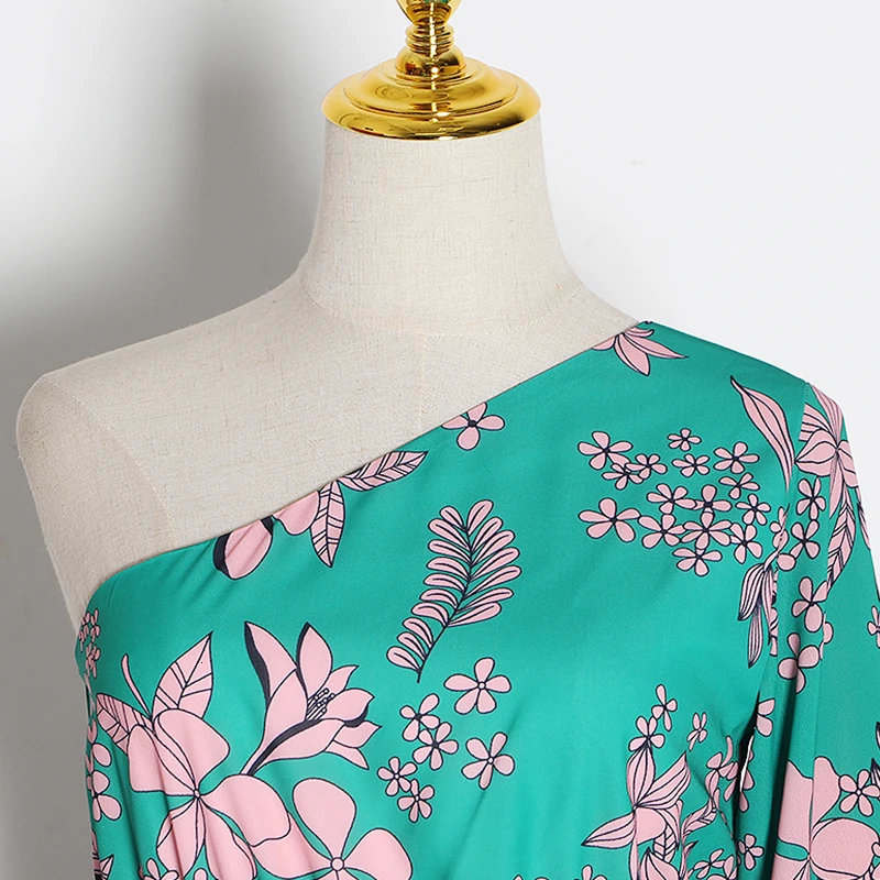 Женское летнее платье на одно плечо с оборками и асимметричным воротником