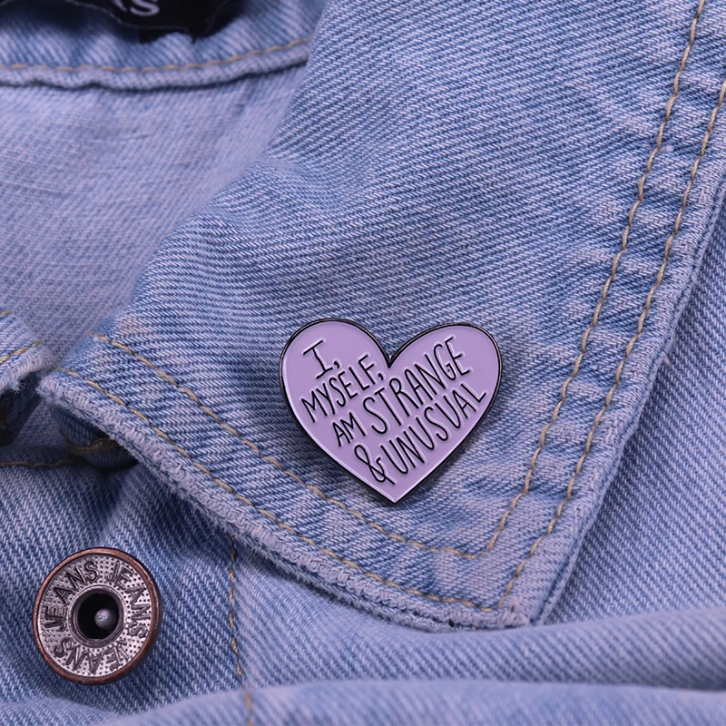 Странный и необычный розовый значок в виде сердца культовый фильм fandom art decoration -