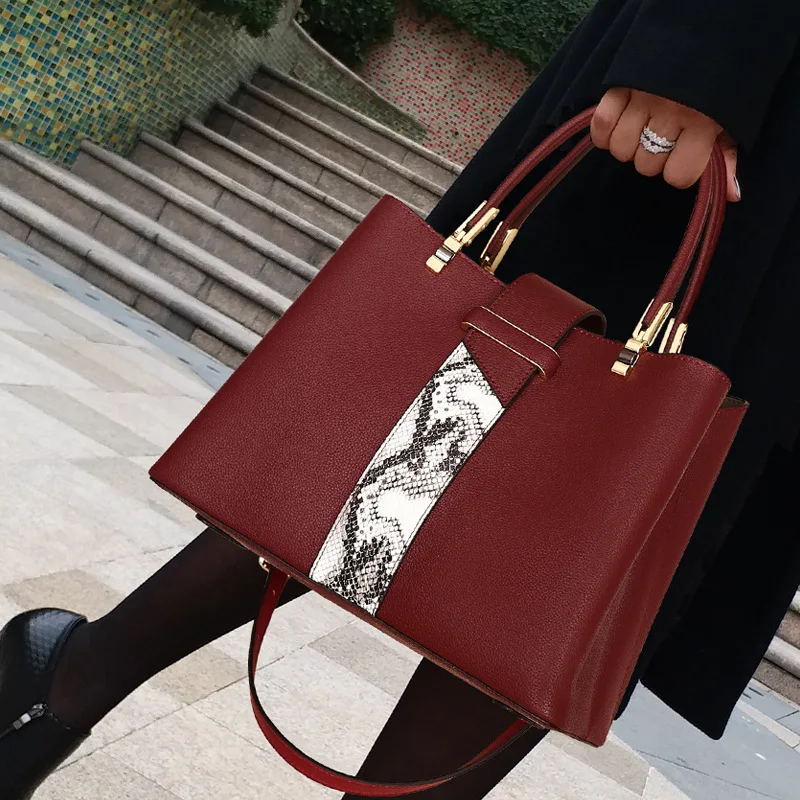 

Сумка-тоут из натуральной кожи с ручками сверху и плечевым ремнём, 2021