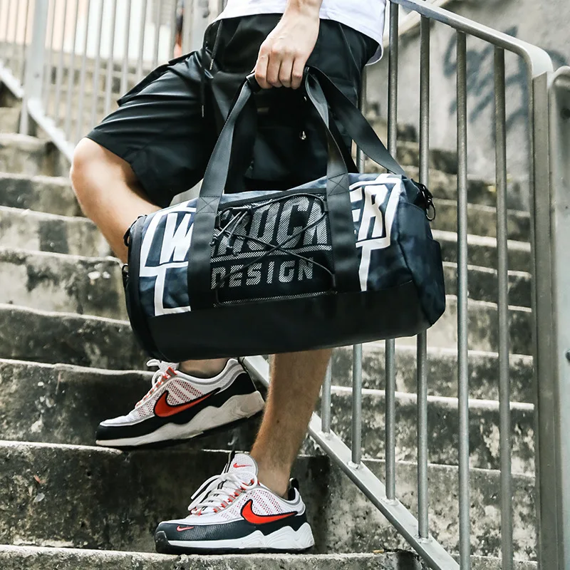 구매 새로운 패션 실린더 체육관 가방 남성 훈련 휴대용 패키지 세련된 트렌드 한 어깨 메신저 가방 실용적인 가벼운 여행 가방