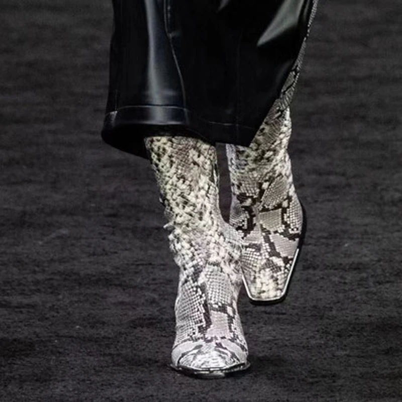 Ботильоны женские замшевые с квадратным носком на молнии сбоку высоком каблуке |