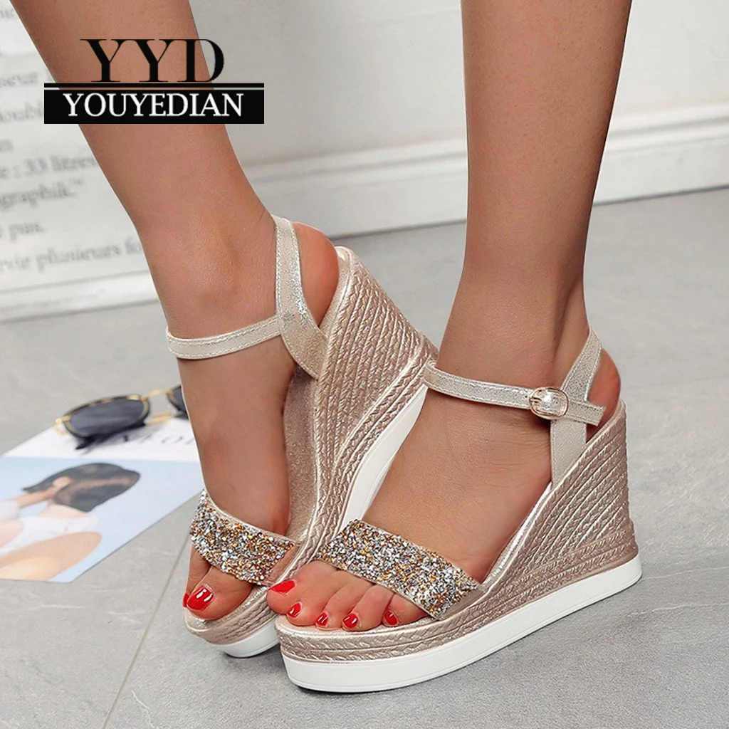 Женские блестящие сандалии на танкетке с пряжкой каблуке серебристые золотистые