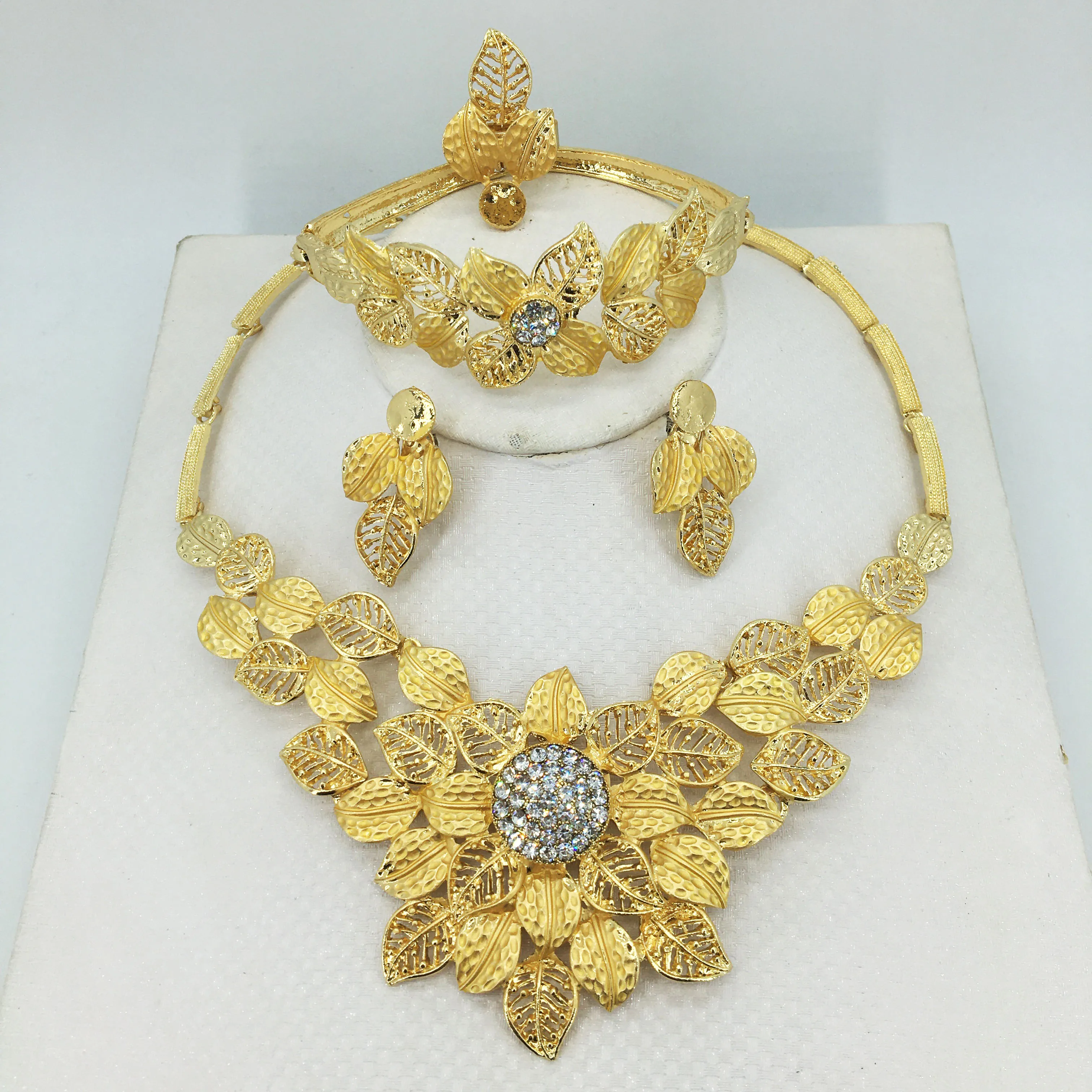 Комплект из колье серёг и браслета с кристаллами | Украшения аксессуары