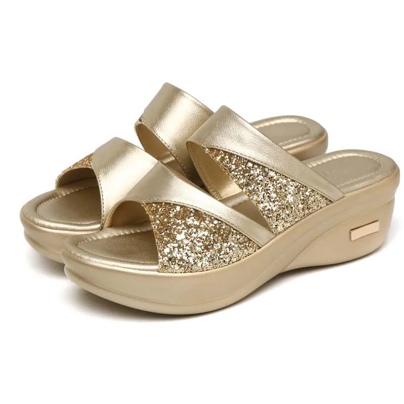 Шлепанцы женские на танкетке блестящие сандалии с открытым носком повседневные