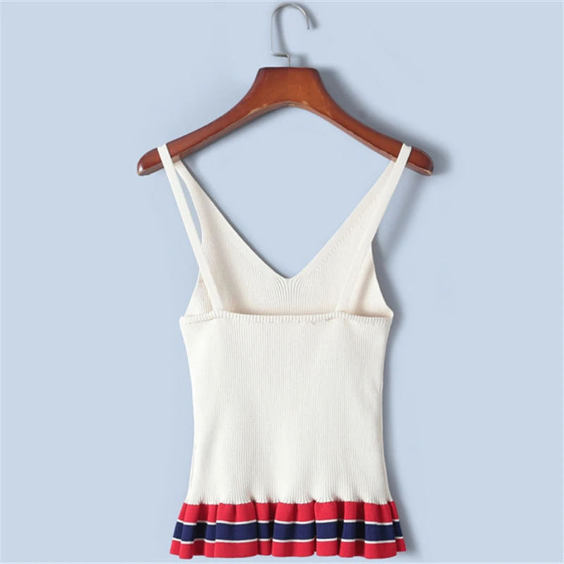 Женский укороченный топ в полоску с v-образным вырезом и оборками летний