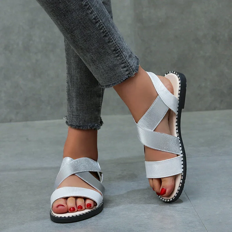 Классические женские сандалии на плоской подошве с эластичным ремешком Женская