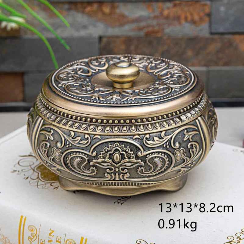 

Home decoration metal creative European style retro ashtray with lid craft carved ashtray environmental protection ashtray men