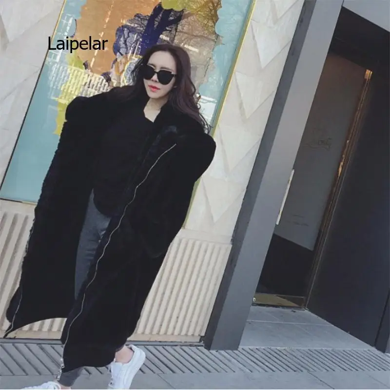 Зимнее женское меховое пальто с капюшоном большой размер средней длины