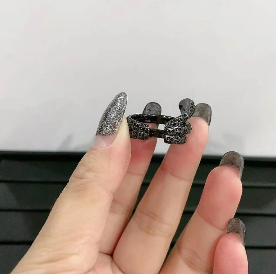 Новинка одиночная черная змеиная форма зеленый глаз зажим для ушей забавные