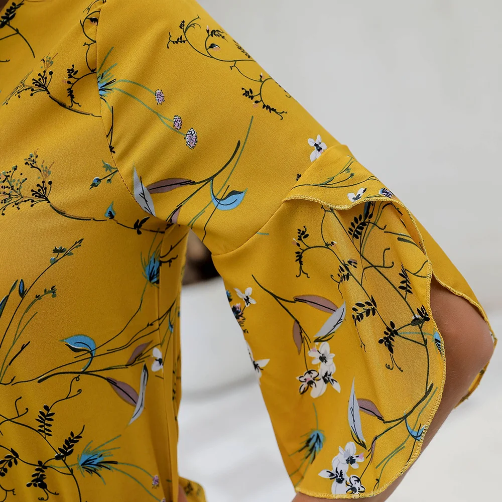 Женская футболка с маленьким цветочным принтом Расклешенным рукавом и разрезом