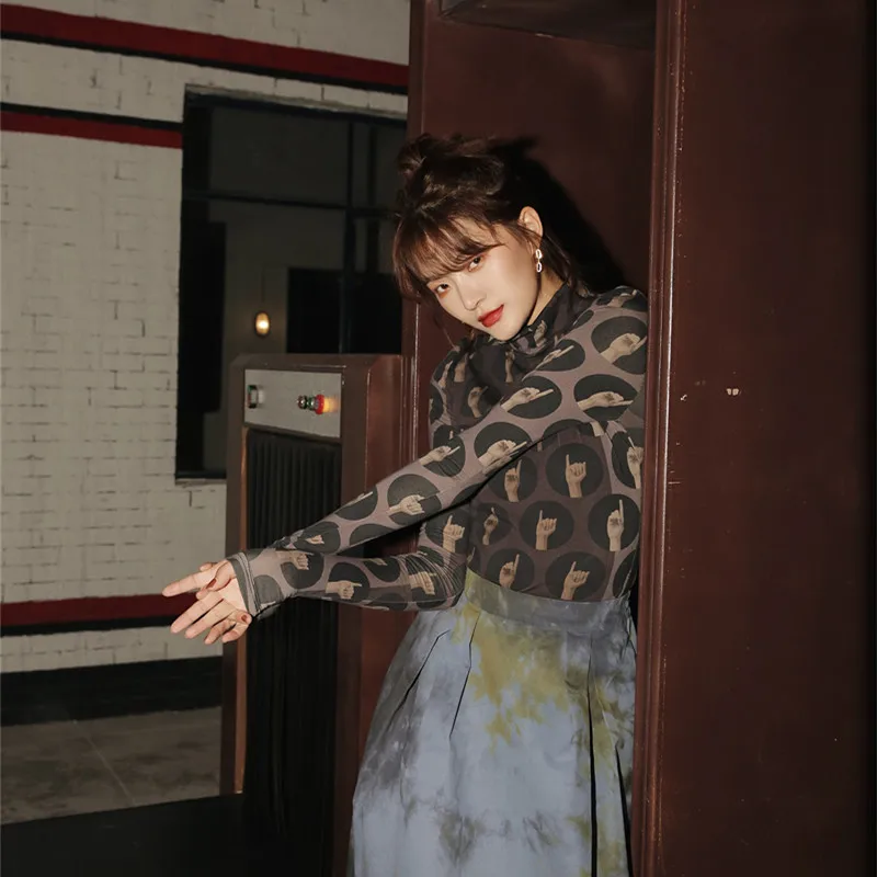 

LANMREM Retro Printed Hand Pattern Shirt Turtleneck Top Long Sleeves For Women autumn winter 2021 New All Match Shirts 2P2689