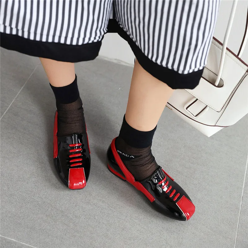 Весна-лето 2020 Новые модные тонкие туфли на толстом каблуке со шнуровкой в