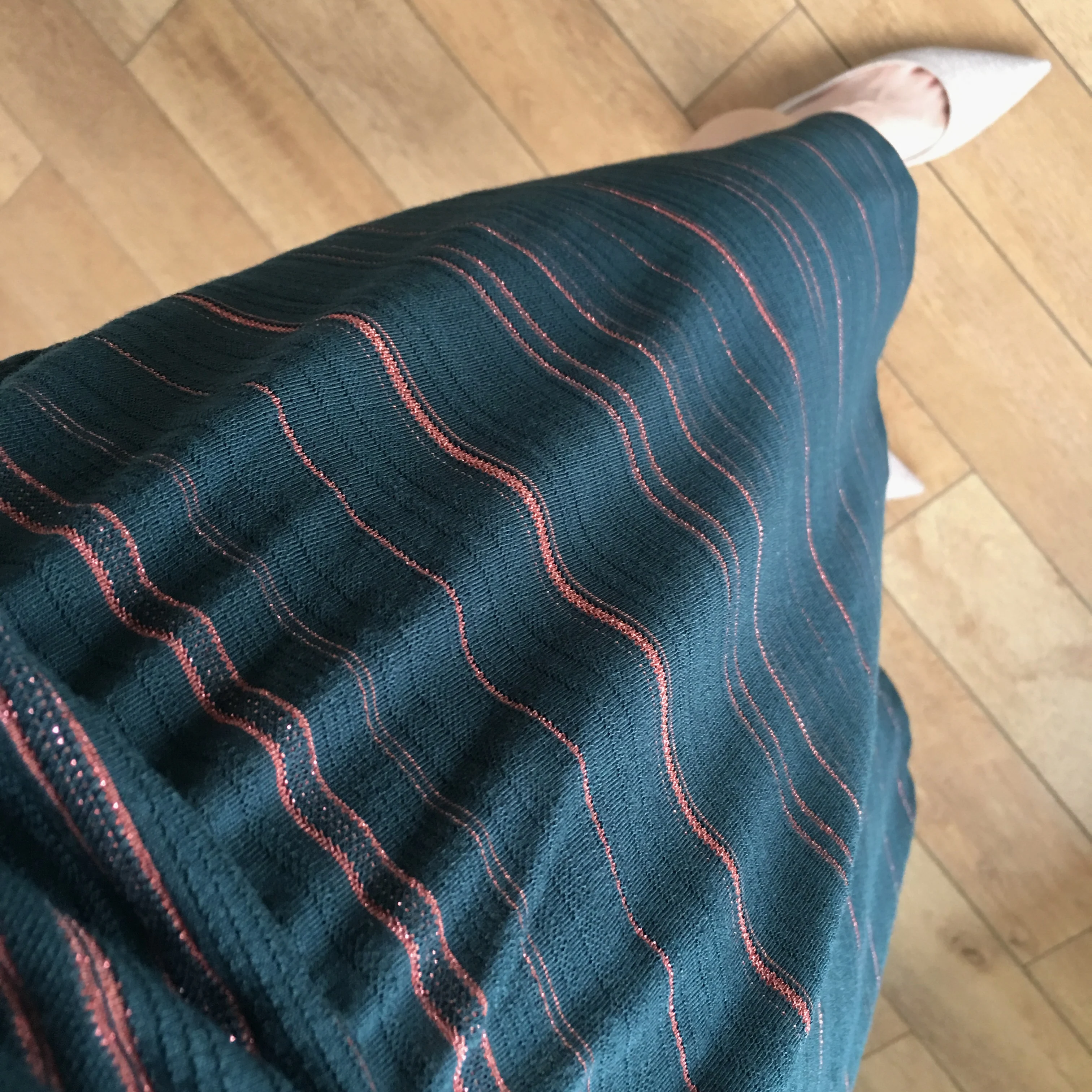 Женское платье весна-лето 2019 черно-зеленое с перекрестными лямками | Женская