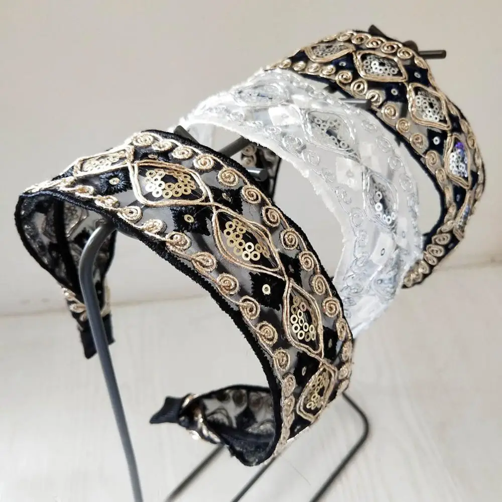 Женская повязка на голову с золотистыми цветами и вышивкой| |