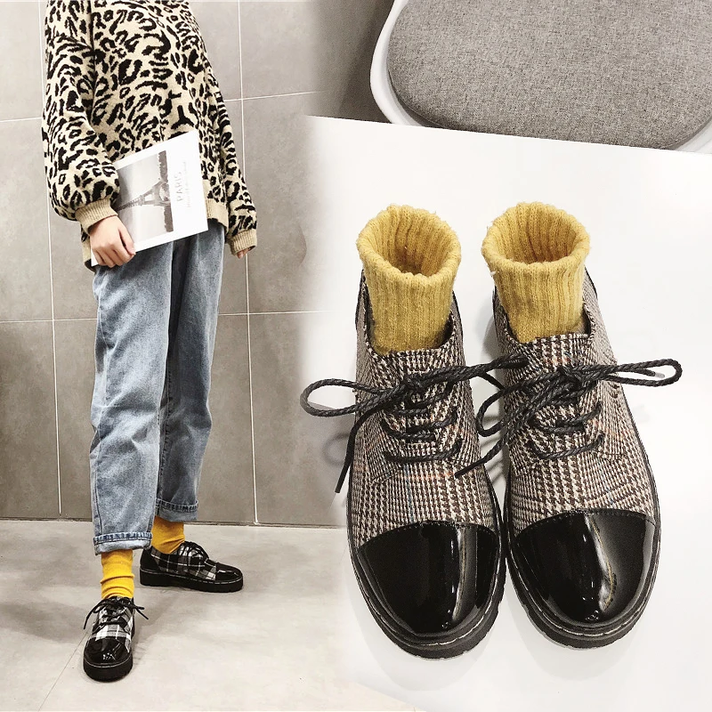 Модные женские черные кожаные мокасины в клетку лоферы на плоской подошве