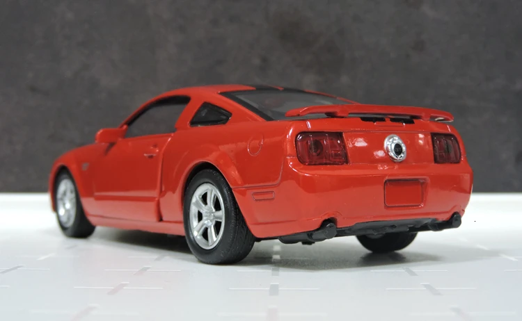 1/32 специальный литой металлический мускульный автомобиль Mustang GT 2005 домашний дисплей коллекция моделей игрушек для детей