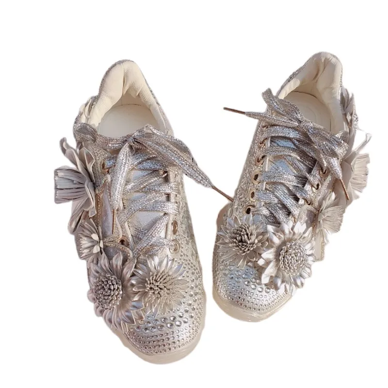 Женские кроссовки на платформе серебристые кожаные толстой подошве с цветами со