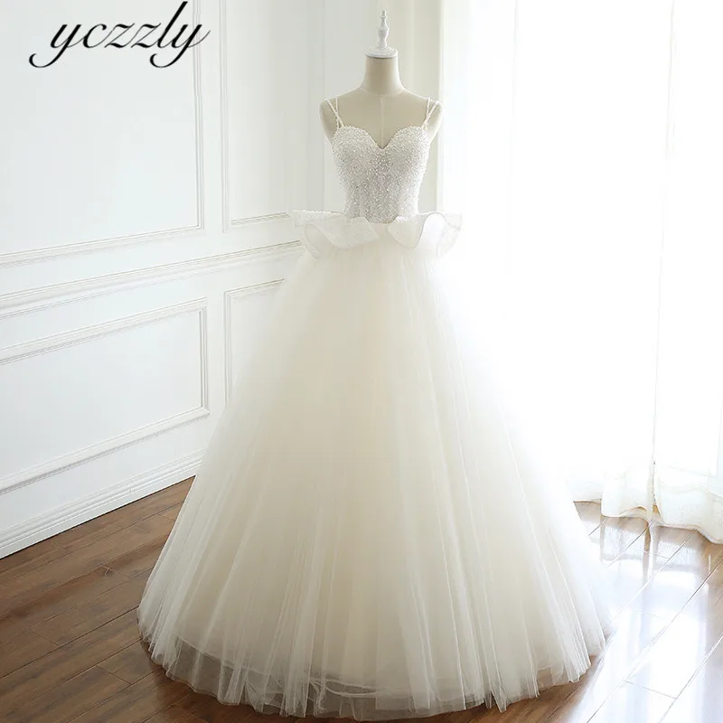 Роскошное бальное платье на тонких бретельках кружевное свадебное с жемчугом и