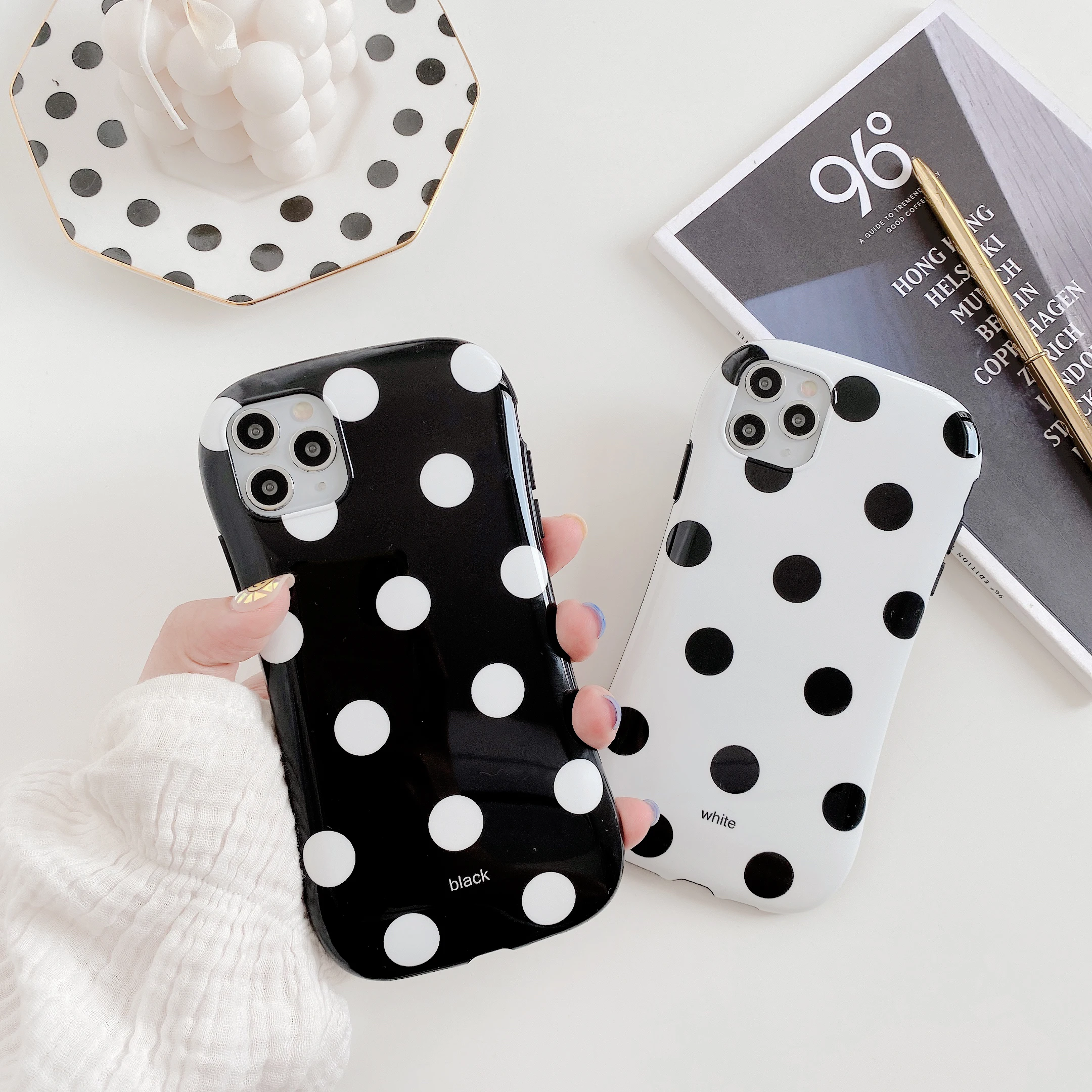 С черно белыми волнистыми точкой с креплением на пояс гладкой поверхностью для