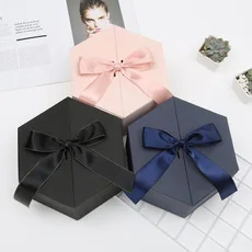 Подарочная коробка на день рождения высококлассная с шестигранным узором для