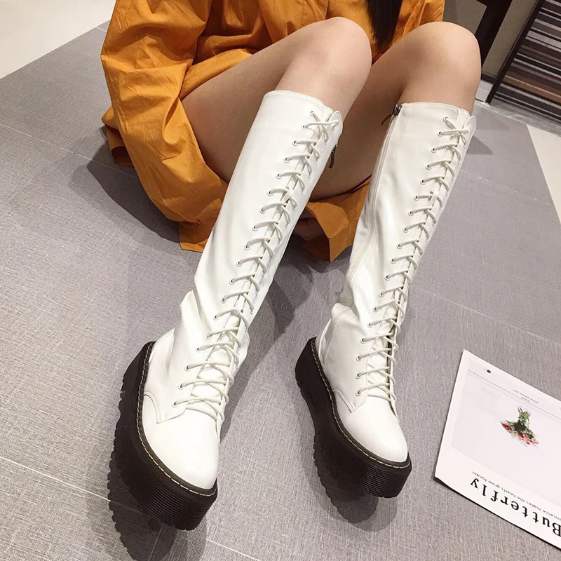 Женские высокие сапоги до колена с круглым носком; ботинки «Martens» в байкерском стиле; обувь для верховой езды на шнуровке; обувь на платформе с боковой молнией; Повседневная шикарная зимняя обувь; большие размеры