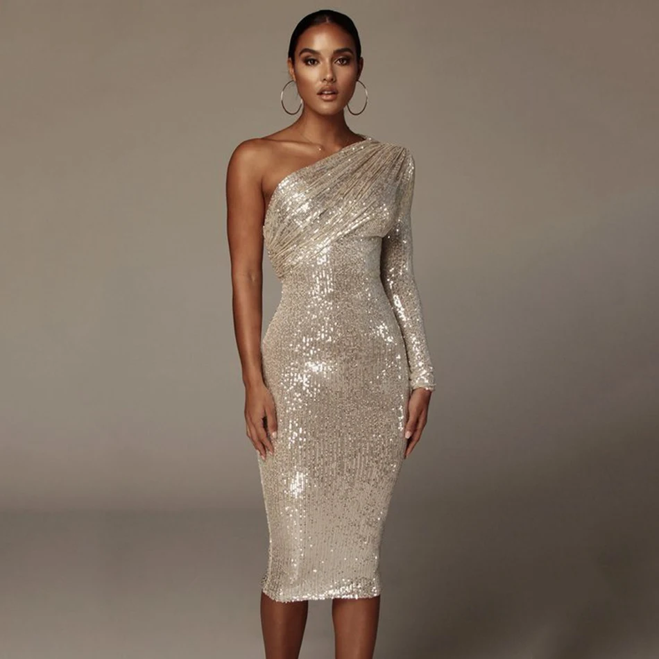 Женское платье с блестками облегающее средней длины на одно плечо и длинным