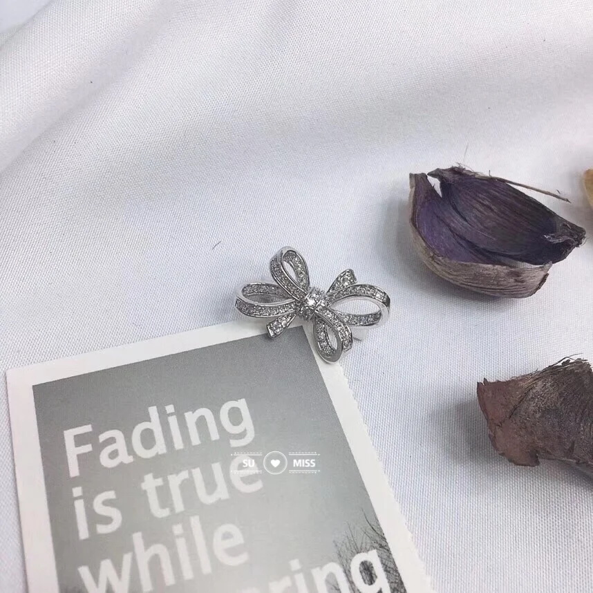 Брошь небольшая Свадебная с фианитами изящная бижутерия маленькое украшение для