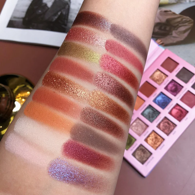 Палетка теней для век телесного цвета с металлическим мерцающим матовым блеском