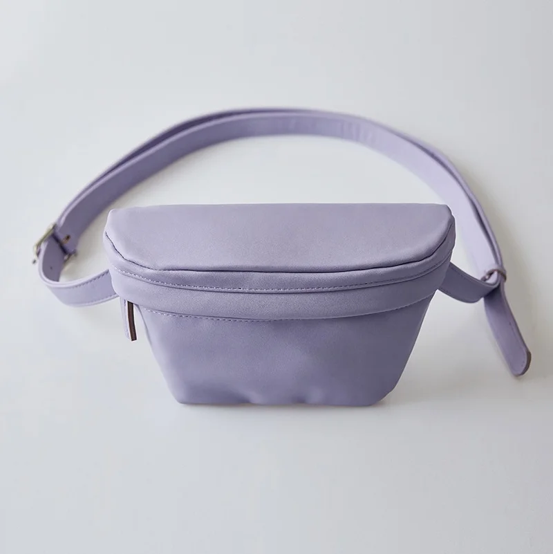 Модная женская сумка мессенджер на ремне светло фиолетовая поясная сумочка для