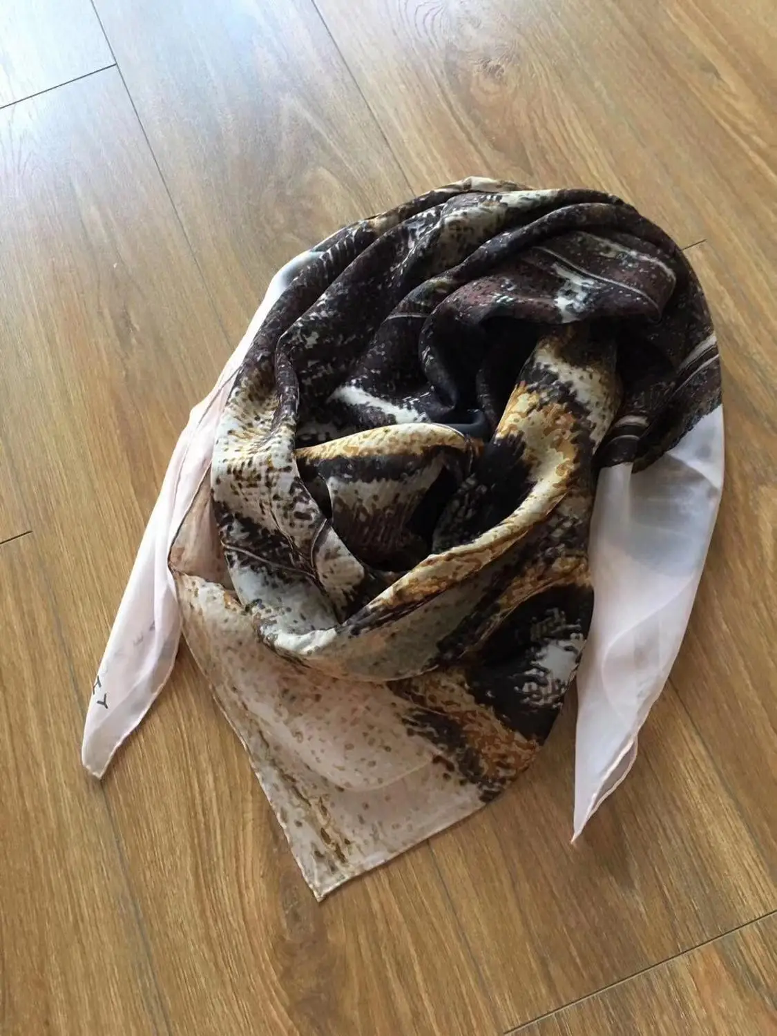 

2019 new arrival autumn winter leopard colorful 140*140 cm scarves 100% silk big size beach wrap shawl for women lady girl gift