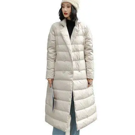 Зимний женский пуховик длинный тонкий двубортный с отложным воротником ультра