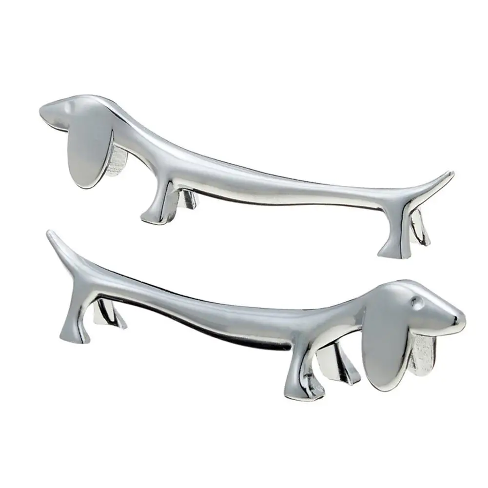 

Hot Sale Cute Little Dog Shape Chopsticks Holder Rest Base Metal Craft Zinc Alloy Kitchen Cutlery Shelf Kitchen Table Decoration