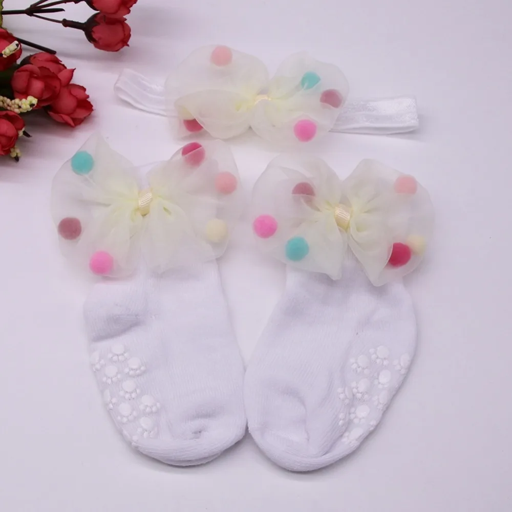 

2021 Hot sale Newborn Baby Cute Mesh Bowknot Hairball Design Cotton Socks + Hairband Set