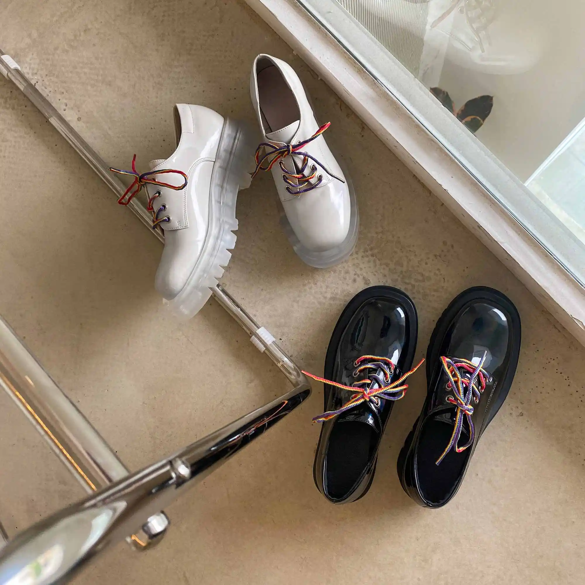 

Krazing Pot 2021 spring new style patent leather mixed colors platform round toe thick med heel lace up fashion women pumps L79