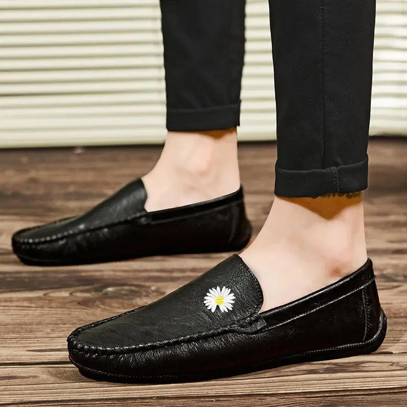 

New Style Doudou Shoes Men's Small Daisy Sewing Casual British Pu Small Leather Shoes Soft Sole Comfortable Hot Men Shoes KN130