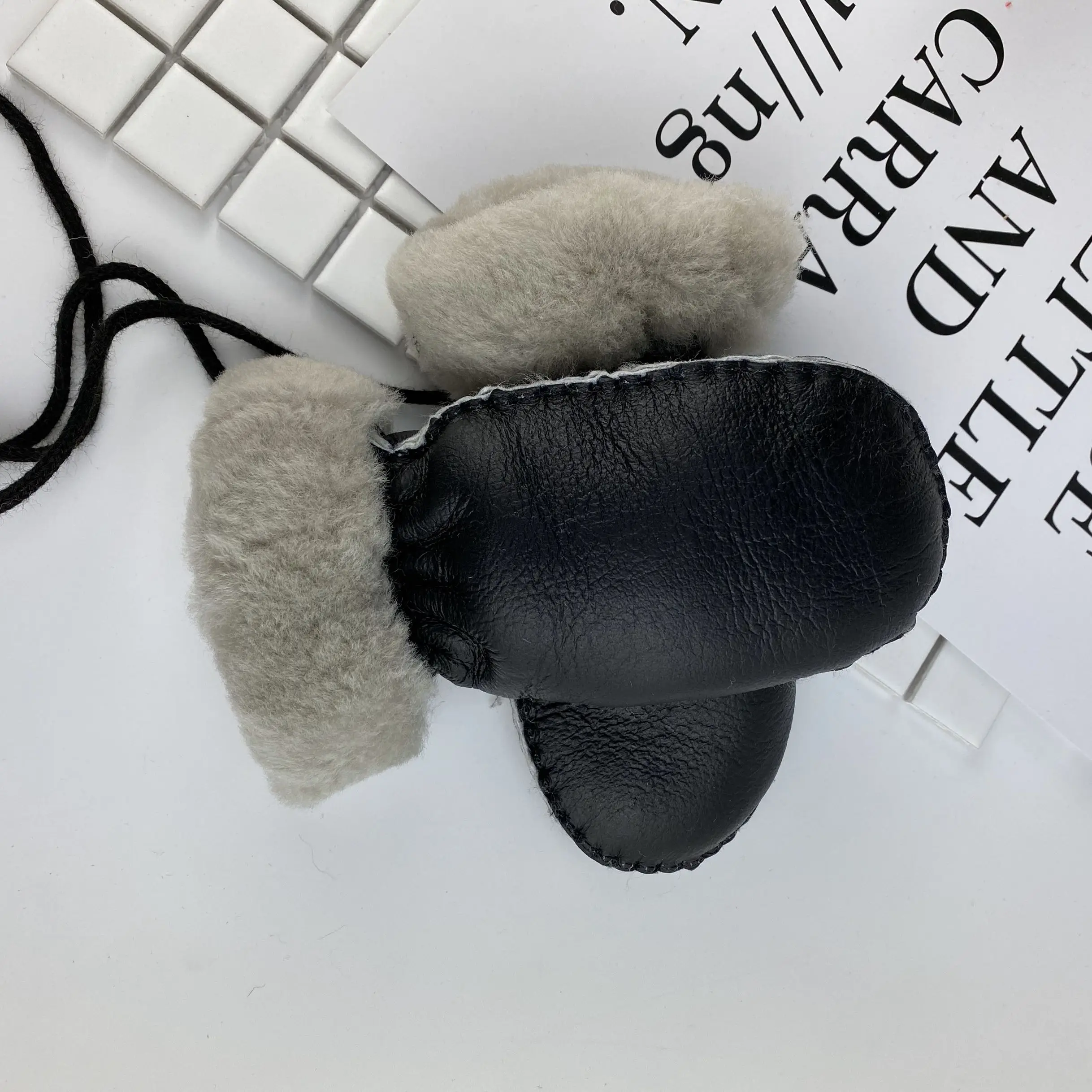 black Новое поступление, зимние перчатки из овчины для маленьких мальчиков и девочек, теплые рукавицы с веревкой, перчатки для детей ясельного возраста - Цвет: black