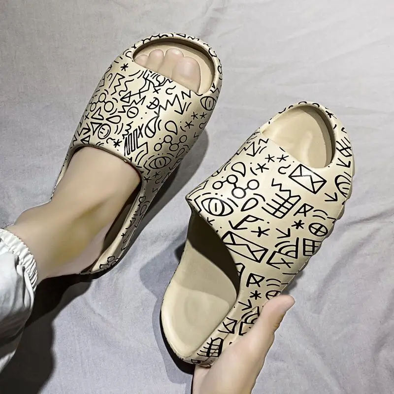 

LLUUMIU Women Anime Pattern Slippers Outdoor Flip Flops Summer Beach Sandals trend Fish Mouth Slippers Printed Women's Slides