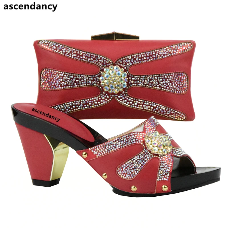 Набор женских туфель и сумок в итальянском стиле красного цвета украшенные