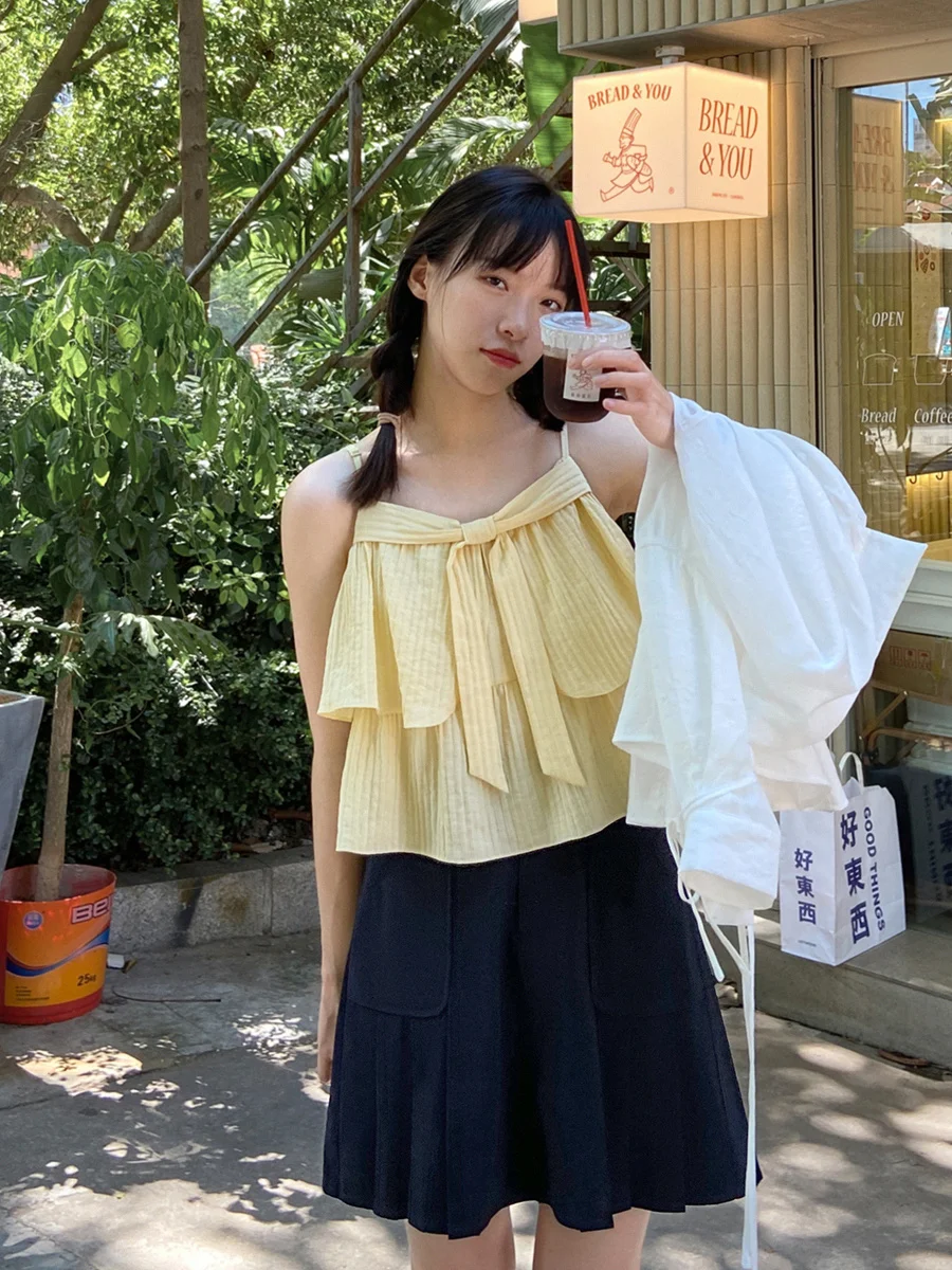 Женский летний топ без рукавов с текстурным бантом на бретелях | Женская одежда