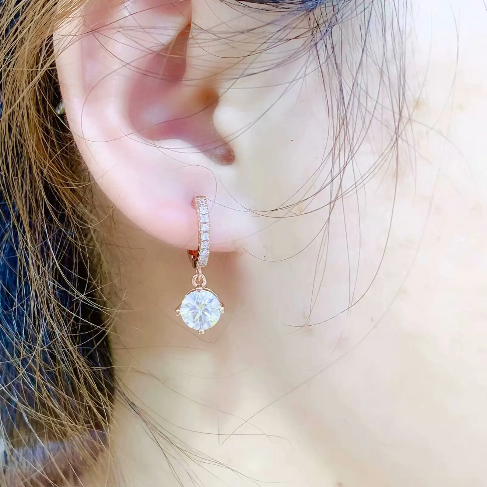 Moissanite новейшие стильные серьги-гвоздики, Супер Популярные женские серьги-гвоздики, Мигающий Огонь, 925 серебро, не чувствительный