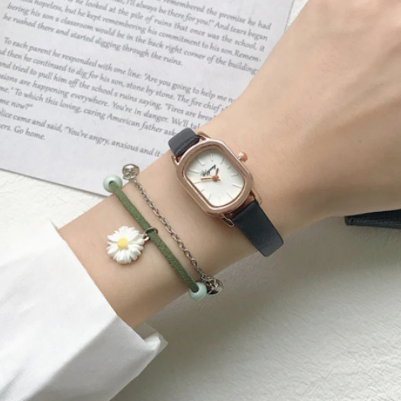 

Новинка 2021, женские модные маленькие часы в стиле ретро с кожаным ремешком, женские часы с простым овальным циферблатом, женские кварцевые ч...