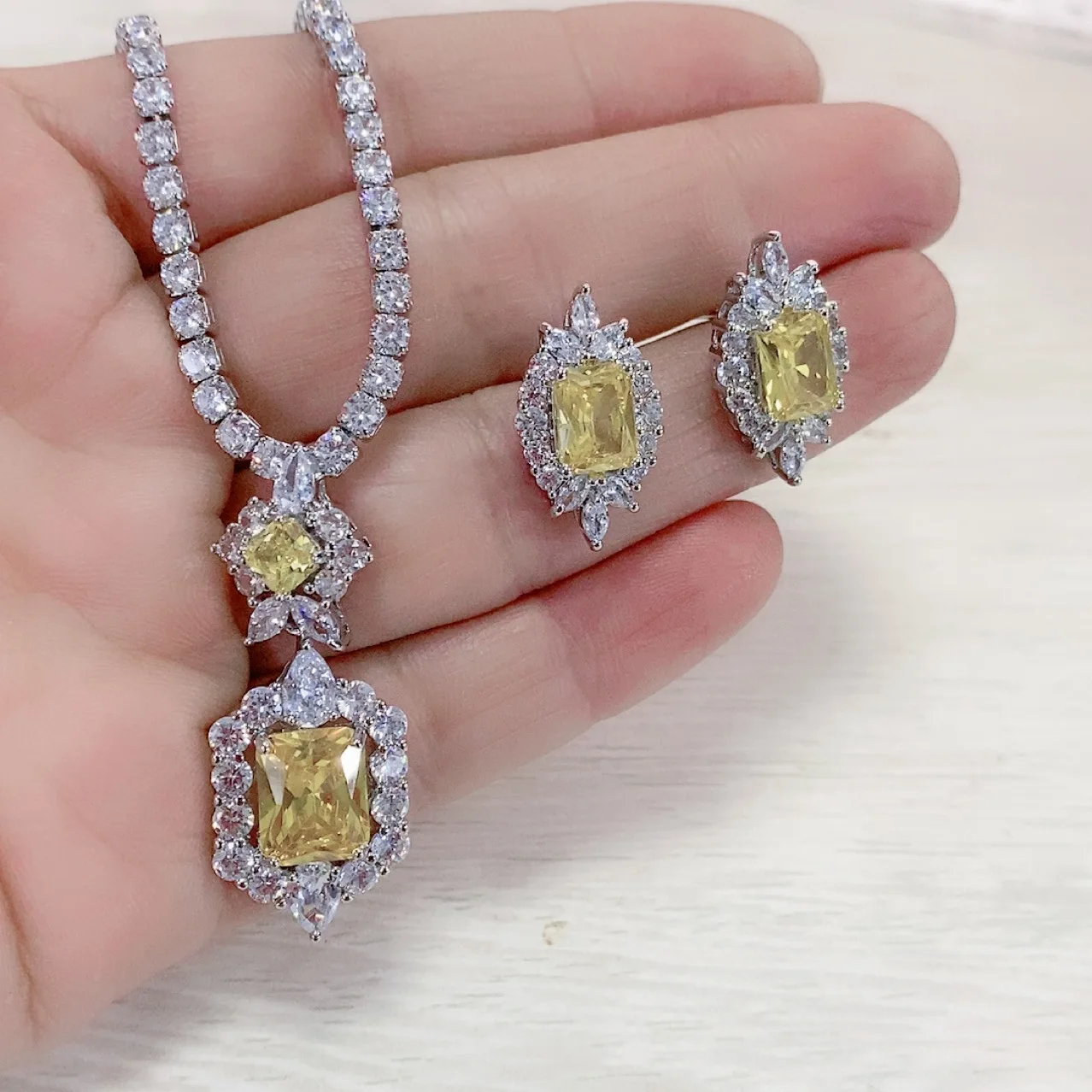 Комплект ювелирных изделий с изумрудом колье и серьги из белого золота |