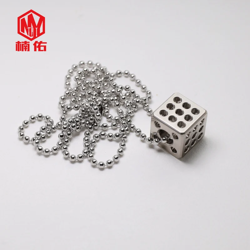 

1PC Titanium Alloy Pendant Hanging Buckle Mini Revolver Clip Knife Pendant Necklace Pendant Edc Toy