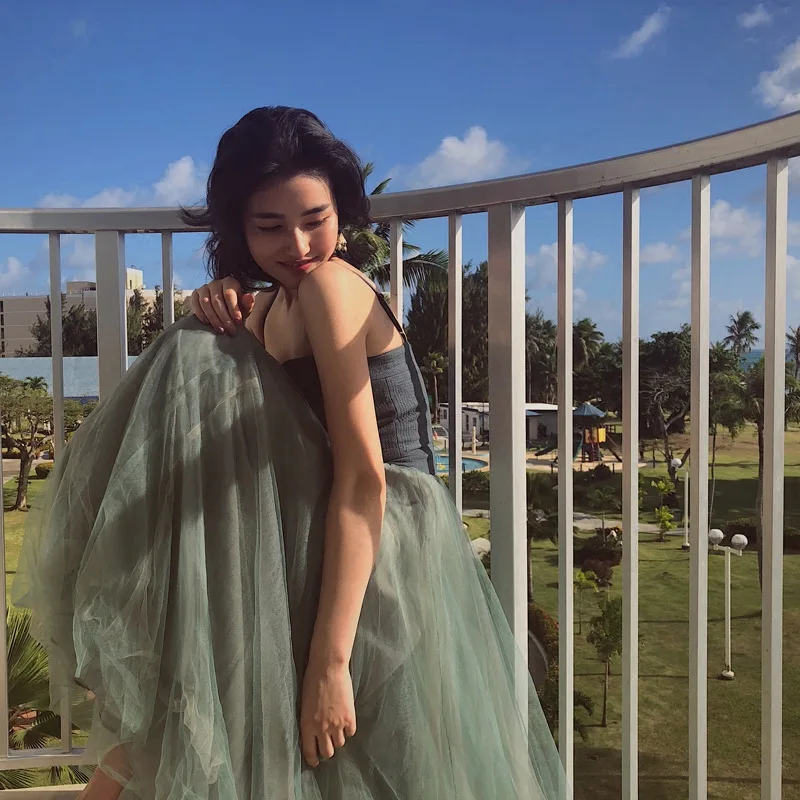 Женское приталенное платье на тонких бретельках Тюлевое с завышенной талией и