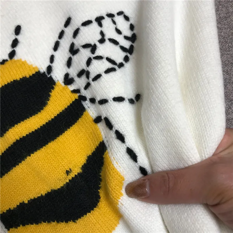 

Luxury Brand Designer Knitted Sweater for Women Vintage O Neck Cartoon Bees Loose Knitted Pullover