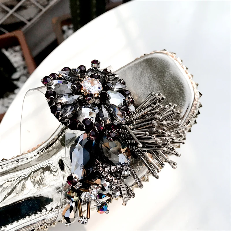 Новинка 2020 года женские босоножки на танкетке сандалии с заклепками блестящие