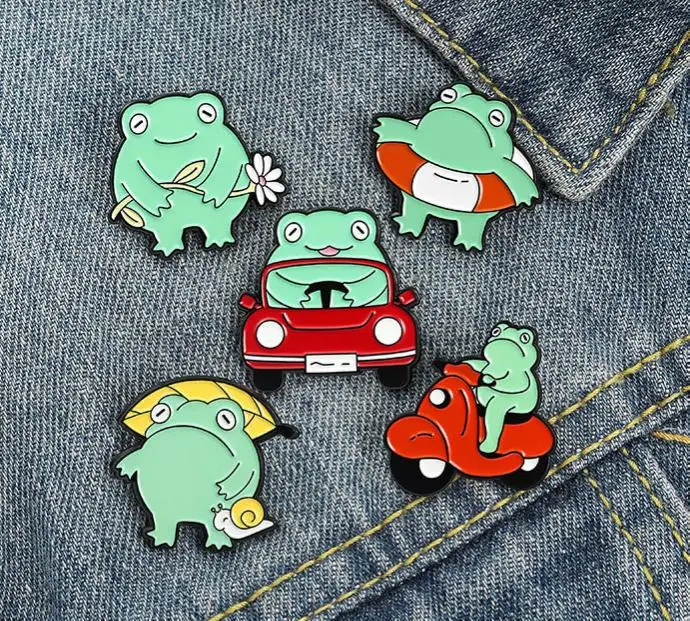 Эмалированная брошь в виде лягушки с изображением водителя маленькая красная