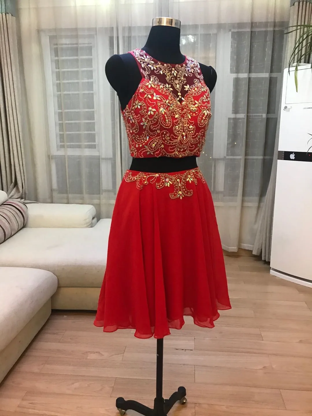 

Stock Clean Burgundy Beaded Sequins Two Piece Prom Dress Sleeveless Short Petite Girls Informal Prom Gowns Best Selling