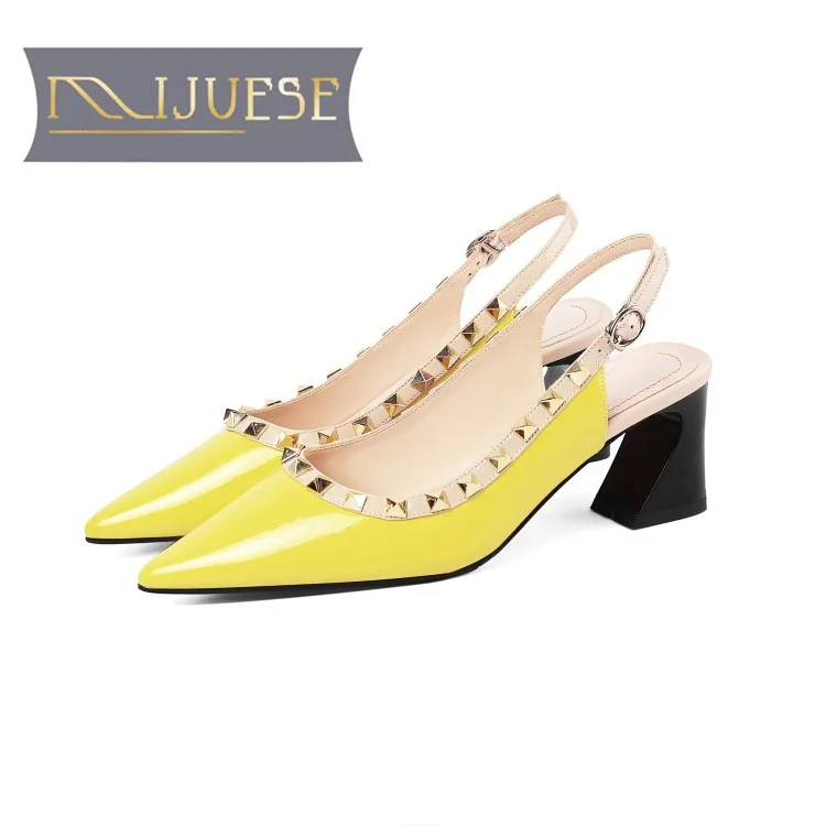 Женские босоножки из коровьей кожи с острым носком на квадратном каблуке | Обувь